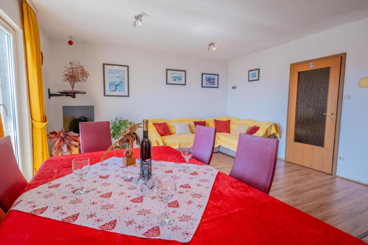 Cozy Apartments With Sea View Novi Vinodolski Eksteriør billede